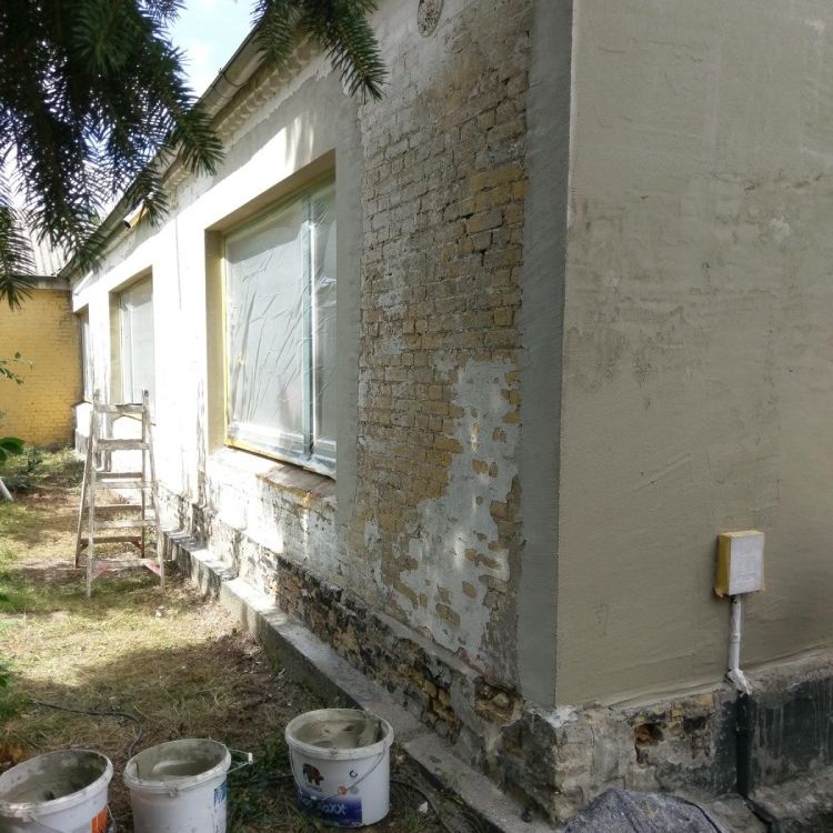 Außenwand eines Hauses wird neu gestrichen