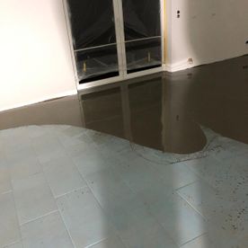 glänzender, neuer Fußboden vor einer Terrassentür