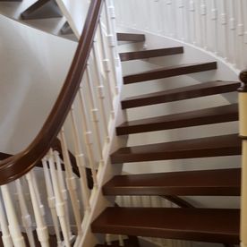 neu gestrichene geschwungene Holztreppe