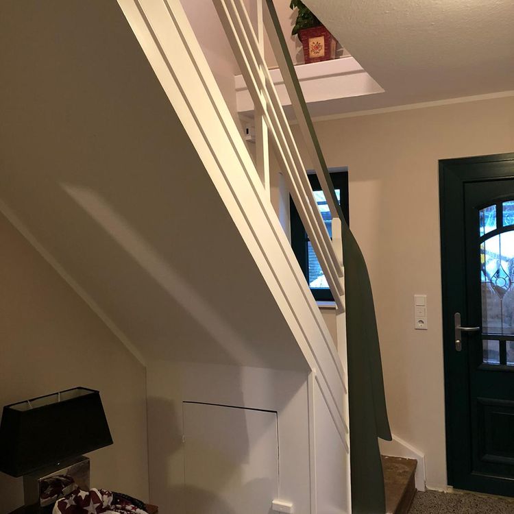 Hausflur mit gestrichenem Treppenaufgang