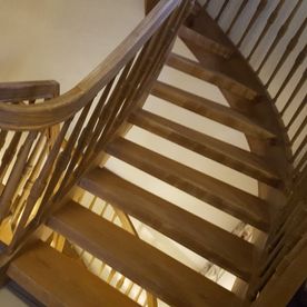 geschwungene Holztreppe